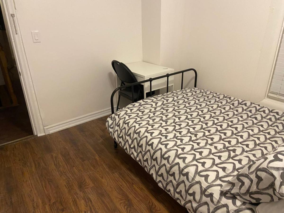 Budget Quad Room With En Suite Bathroom 36B โตรอนโต ภายนอก รูปภาพ