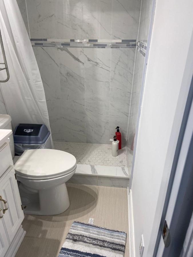 Budget Quad Room With En Suite Bathroom 36B โตรอนโต ภายนอก รูปภาพ