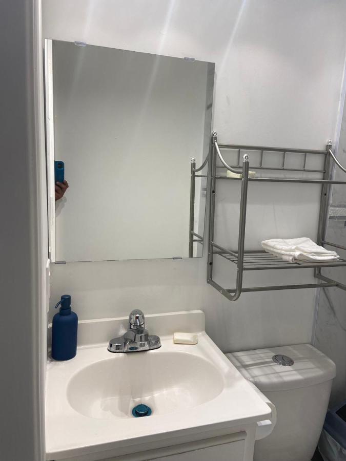Budget Quad Room With En Suite Bathroom 36B โตรอนโต ภายนอก รูปภาพ